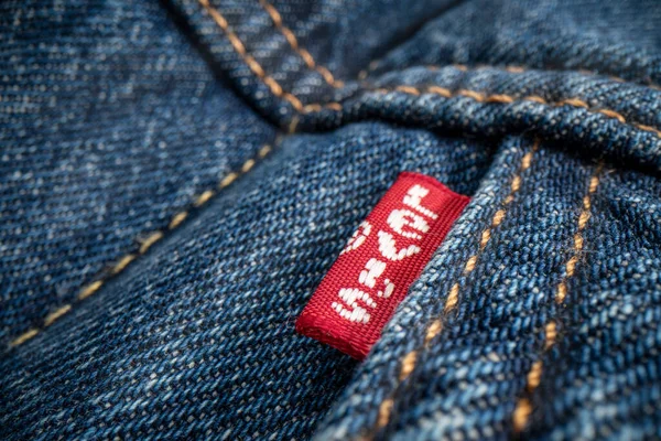 Fort Collins Usa 2022年11月7日 Levi StrauszトラッカージャケットにLevisの赤いレーベルの閉鎖 Levi Straus はデニムジーンズで世界的に知られているアメリカの衣料品会社 — ストック写真