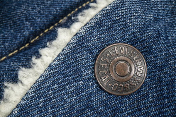 美国科林斯堡 2022年11月14日 拉维史特劳斯卡车司机夹克上金属纽扣的关闭 施特劳斯公司 Levi Strauss 是美国的一家服装公司 以其斜纹棉布牛仔裤品牌闻名世界 — 图库照片