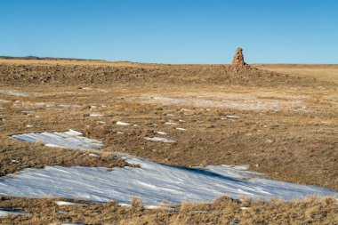 Colorado ovasına bakan büyük bir taş cairn, Fort Collins yakınlarındaki Soapstone çayır doğal alanı kış manzarası