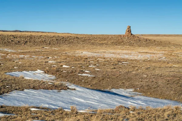 在科林斯堡附近的冬季风景中俯瞰科罗拉多大草原 苏必斯顿草原自然保护区的大石头 — 图库照片
