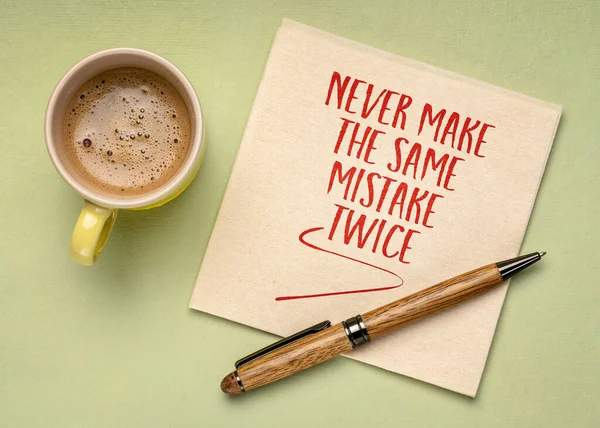 同じ間違いを2度と犯すことはありません コーヒー 個人的な発達の概念を持つナプキンにインスピレーションを与える手書き — ストック写真
