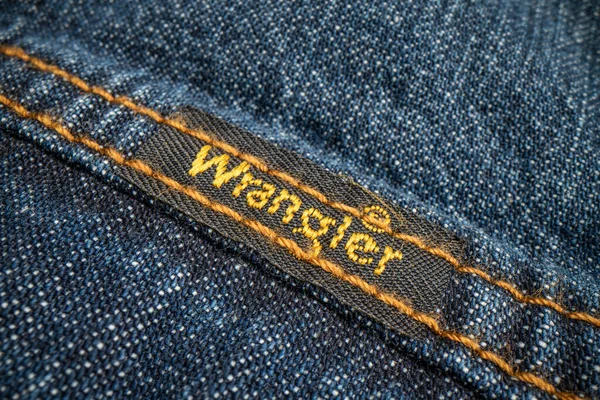 美国康涅狄格州柯林斯堡 2022年11月14日 卡车司机牛仔夹克上的 Wrangler Closep Wrangler是美国的牛仔裤和其他服装制造商 — 图库照片