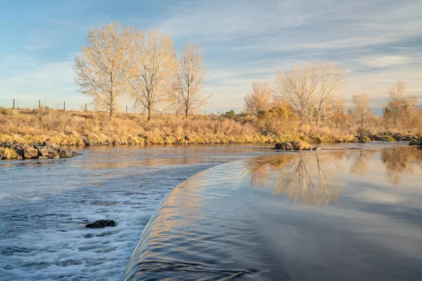 科罗拉多州北部丹佛市下的南普拉特河大坝 秋末的风景 — 图库照片
