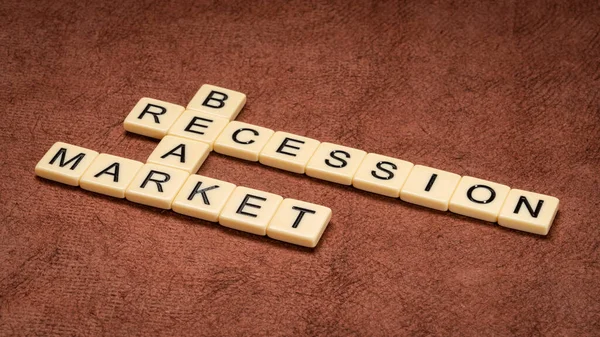 Rezession Und Bärenmarkt Kreuzworträtsel Elfenbeinfliesen Gegen Strukturiertes Papier Geschäfts Und — Stockfoto