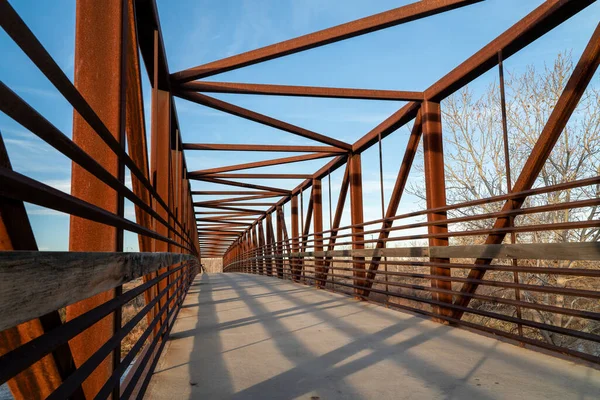 科罗拉多州布莱顿附近的一条河 南普拉特河小径上的自行车道和一座长桥 — 图库照片