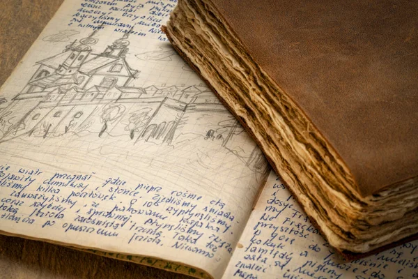 1970年代一本带有笔迹和铅笔草图的老式旅行杂志 附财产发行书 和一本复古皮革日记中的细节 — 图库照片