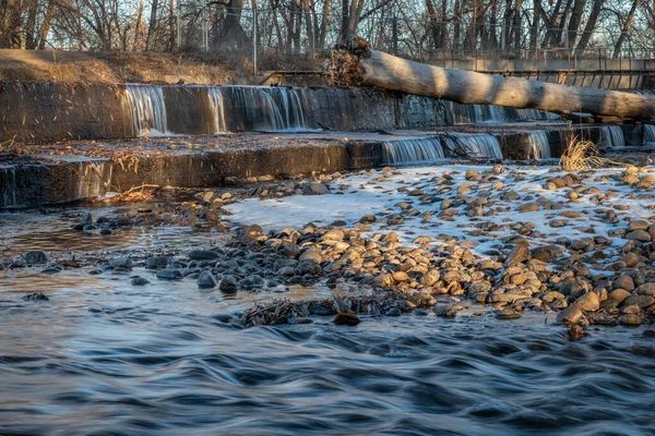 秋や冬の風景 自然と産業の概念を持つポドレ川の転換ダムにカスケード水 — ストック写真