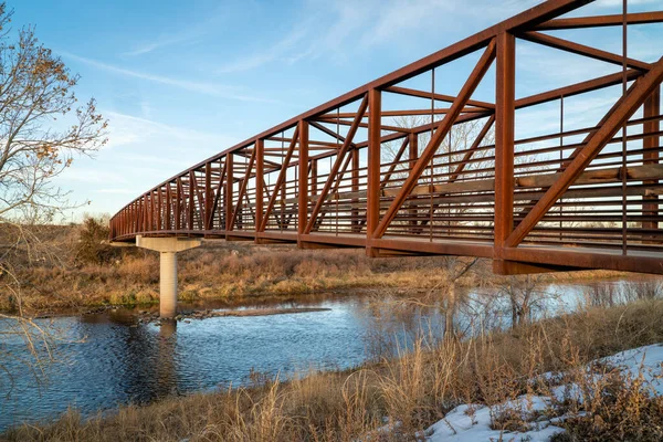 自転車道と川を渡る歩道橋 コロラド州ブライトン近くのサウスプラット川トレイル — ストック写真