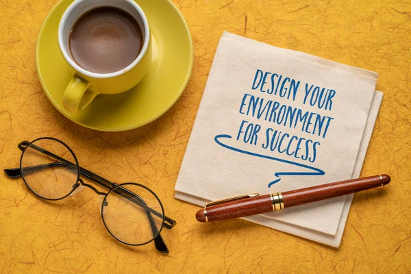 成功のためにあなたの環境を設計する インスピレーションのアドバイス コーヒーとナプキンの手書き ライフデザインと個人的な開発コンセプト — ストック写真