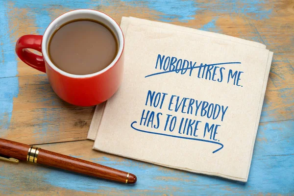 没人喜欢我不是每个人都喜欢我用咖啡在餐巾上写上鼓舞人心的字迹 社交媒体和个人发展概念 — 图库照片