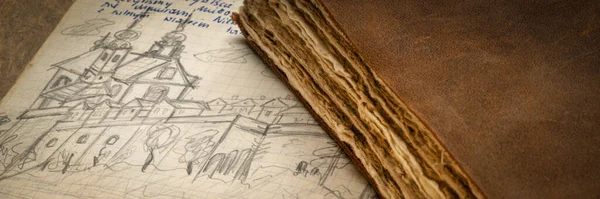 上世纪70年代一本带有笔迹和铅笔草图的老式旅行杂志 附财产发行书 和一本复古皮革日记 全景横幅的详细内容 — 图库照片