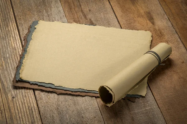 Vellen Een Rol Blanco Handgeschept Papier Met Ruwe Randen Tegen — Stockfoto