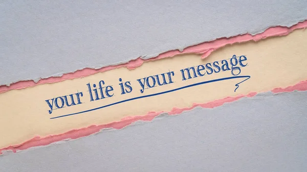 你的生活就是你的信息 在一张破纸片上写着励志的字条 斜面的网页横幅 个人发展的概念 — 图库照片