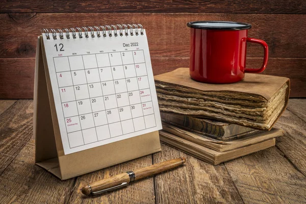 12月2022 素朴な 風化した木材 時間とビジネスコンセプトに対するスタイリッシュなペンとヴィンテージの本とスパイラルデスクトップカレンダー — ストック写真