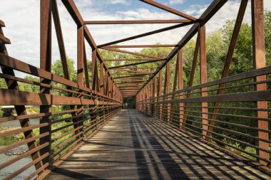Bisiklet yolu ve nehrin üzerinde uzun bir köprü Fort Collins, Colorado 'daki Poudre River Trail' de