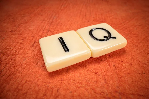 Qq智商符号在象牙瓷砖与纹理树皮纸的对比 宏观射击 — 图库照片