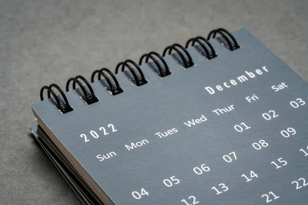Grudzień 2022 Spiralny Kalendarz Pulpitu Niebieskim Papierze Teksturowanym Rzut Niskiego — Zdjęcie stockowe