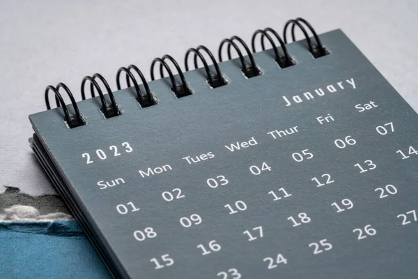 Januari 2023 Spiraal Desktop Kalender Tegen Getextureerd Papier Nieuwjaar Tijd — Stockfoto