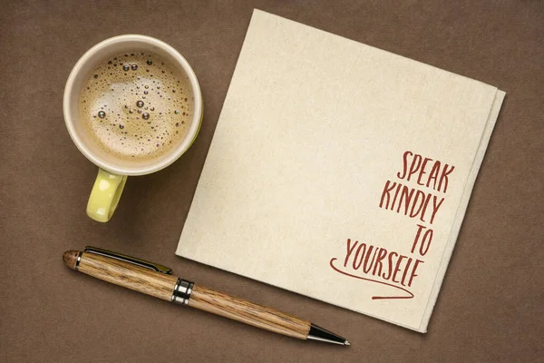 对自己说好话 用一杯咖啡 个人发展理念在餐巾上给自己一个鼓舞人心的提醒 — 图库照片