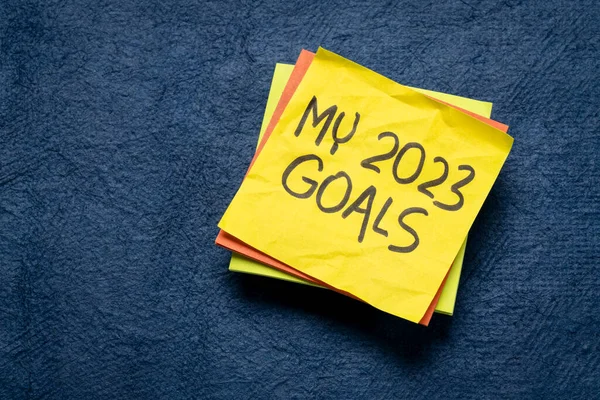 我2023年的目标 用黑色墨水写在提醒字条上 新年目标和决心的概念 — 图库照片