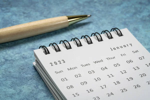 Ιανουάριος 2023 Μικρό Σπειροειδές Ημερολόγιο Επιφάνεια Εργασίας Ένα Κομψό Στυλό — Φωτογραφία Αρχείου
