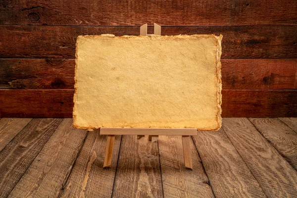 Kleines Staffelei Schild Mit Handgeschöpftem Gelben Papier Vor Rustikalem Und — Stockfoto