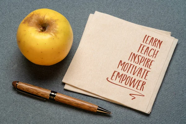 激励和赋权 用金苹果 创意和教育理念写在餐巾纸上的鼓舞人心的笔记 — 图库照片