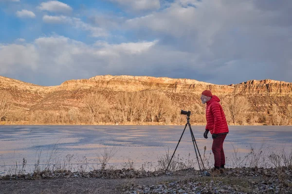 Starszy Fotograf Aparatem Fotograficznym Statywie Brzegu Zamarzniętego Jeziora Kolorado — Zdjęcie stockowe
