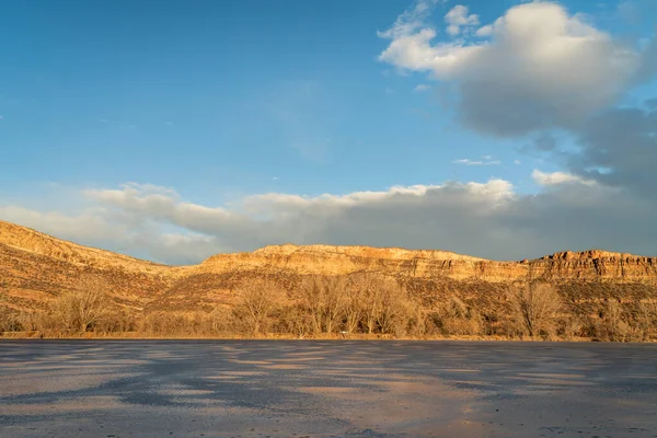 Sonnenuntergang Über Einem Zugefrorenen See Und Einer Sandsteinklippe Fuße Der — Stockfoto