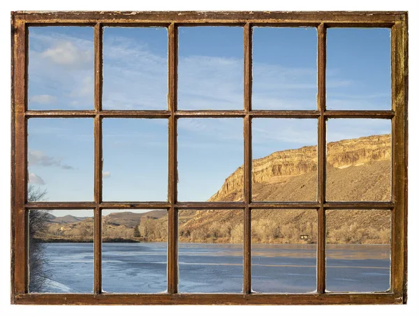 科罗拉多山麓结冰的湖泊和砂岩悬崖上的夕阳余晖 老式的窗玻璃景观 — 图库照片