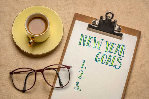 新年の目標リスト クリップボードの手書き コーヒーとグラスのカップとフラットレイアウト 目標設定 ビジネス 個人的な開発コンセプト — ストック写真