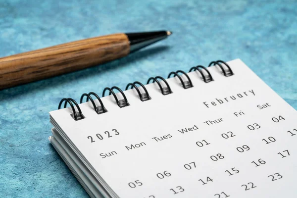 Febbraio 2023 Piccolo Calendario Tavolo Spirale Con Una Penna Elegante — Foto Stock