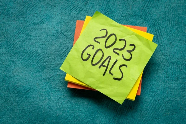 2023年目标 用黑色墨水写在提醒字条上 新年目标和决心概念 — 图库照片