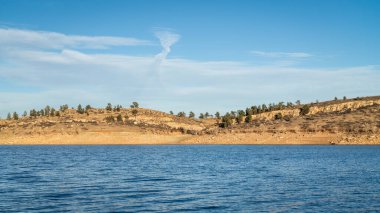 Colorado eteklerindeki dağ gölü gün batımında - Fort Collins yakınlarında Horsetooth Rezervuarı