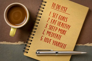 Bir deftere liste yapmak için ilham verici. Hedefler belirlemek, sağlıklı beslenmek, daha fazla uyumak, meditasyon yapmak, kendini sevmek. Kişisel gelişim kavramı.