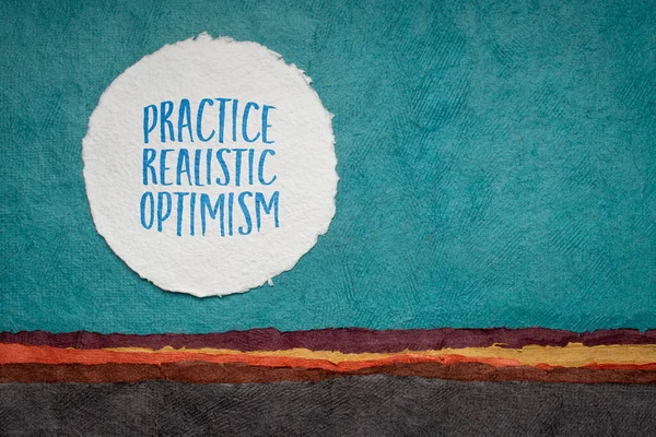 Praktijk Realistisch Optimisme Inspirerend Advies Herinnering Schrijven Tegen Abstract Papierlandschap — Stockfoto