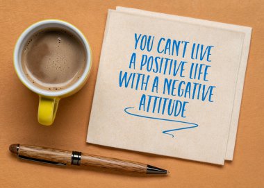 Olumsuz bir tutumla pozitif bir hayat yaşayamazsınız. Peçete, zihniyet ve kişisel gelişim kavramına ilham veren bir el yazısı.