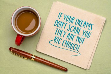 Eğer rüyaların seni korkutmuyorsa, bir bardak kahve ve kişisel gelişim konseptiyle peçeteye yazılacak kadar büyük değiller.
