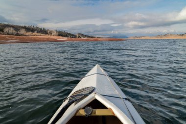 Kuzey Colorado 'daki Rocky Dağları eteklerindeki Horsetooth Rezervuarı' nda kürek çekme seferi kanosu.