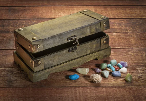 Retro Decorative Box Treasure Chest Wooden Rustic Table Gemstones — Foto de Stock