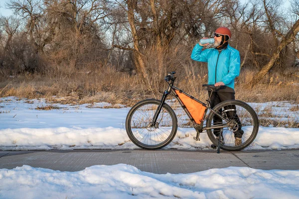 Senior Fietser Met Een Mountainbike Neemt Een Rustplaats Poudre River — Stockfoto