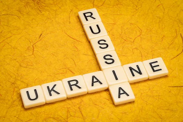 Ukraina Och Ryssland Korsord Elfenben Bokstäver Kakel Mot Texturerat Handgjort — Stockfoto