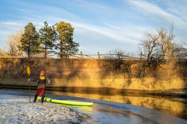 Male Paddler Inflatable Stand Paddleboard Icy Shore Poudre River Fort — Stock Photo, Image