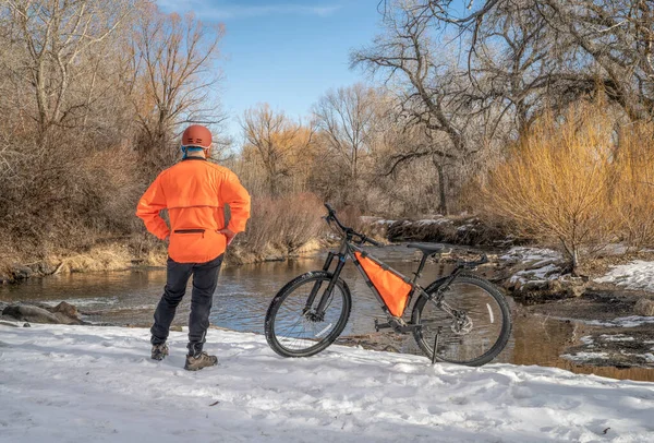 Mature Male Cyclist Mountain Bike River Shore Winter Scenery Big — Stockfoto