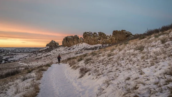 遠くのランナーとコロラドの丘陵地帯でトレイル上の冬の日の出 悪魔ラブランド近くのバックボーン岩の形成 — ストック写真