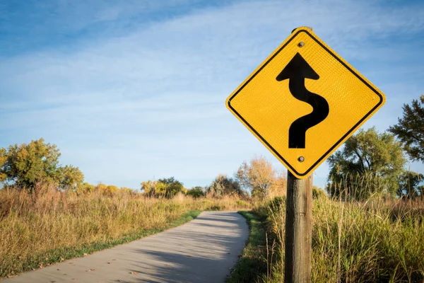 前方急弯或蜿蜒曲折的道路 科罗拉多北部一条自行车道上的警告标志 — 图库照片