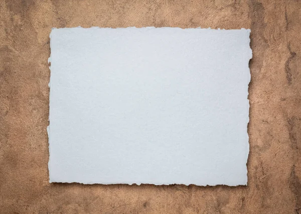 Gris Marrón Abstracto Una Hoja Papel Trapo Indio Blanco Contra — Foto de Stock