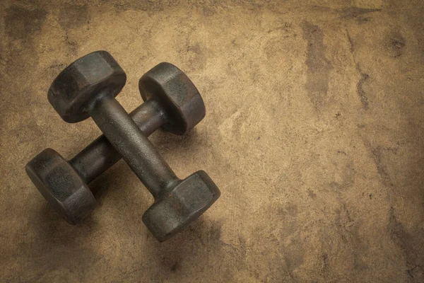 Old Rusty Dumbbells Textured Handmade Bark Paper Copy Space — Stock Photo, Image