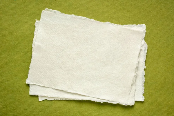 Pequena Folha Papel Khadi Branco Branco Contra Papel Pano Verde — Fotografia de Stock