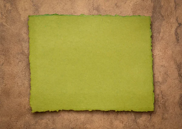 Grün Und Braun Abstrakt Ein Blatt Indisches Büttenpapier Gegen Strukturiertes — Stockfoto